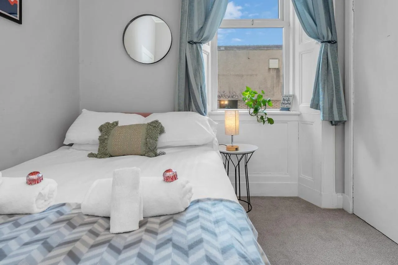 Cheerful Stays: 2 Bedroom Sleeps 6 Edinburgh Apartment