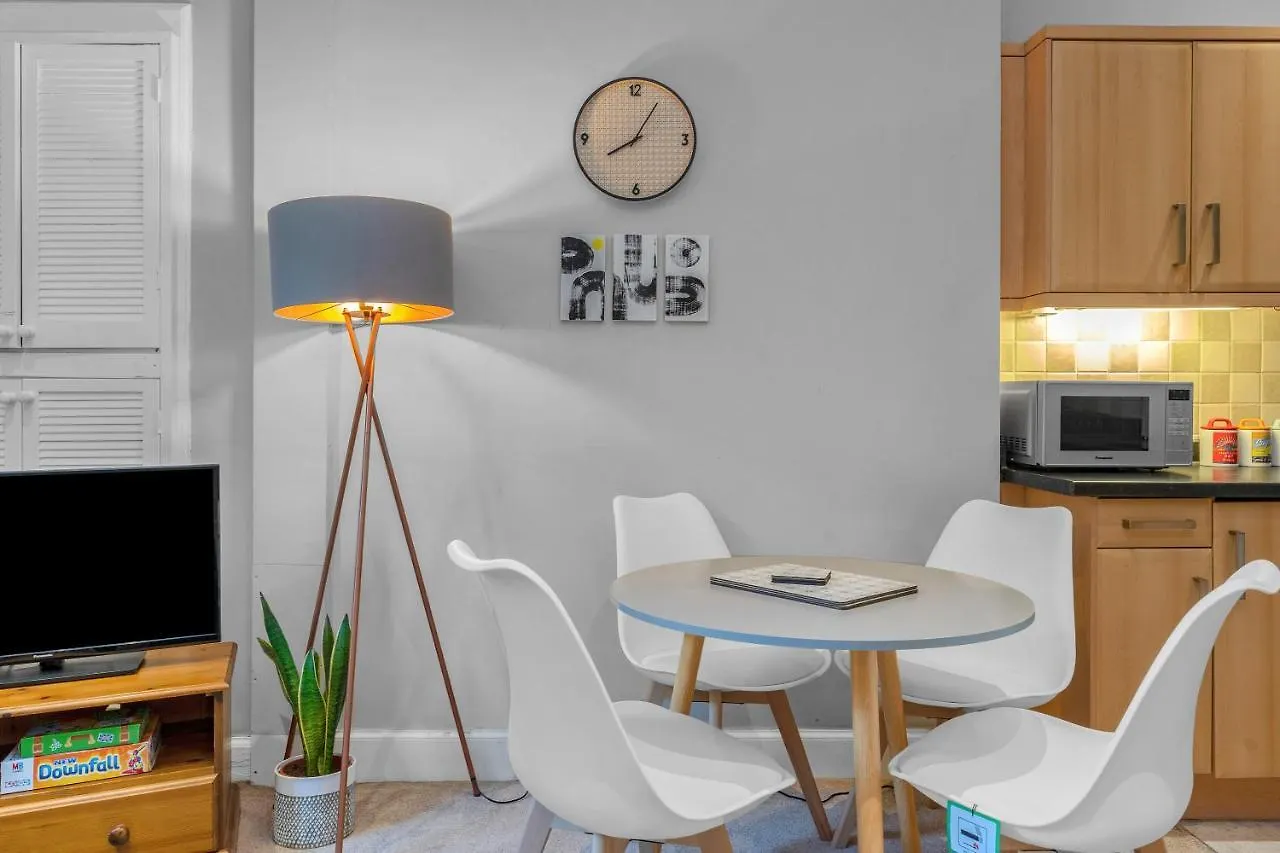 Apartment Cheerful Stays: 2 Bedroom Sleeps 6 Edinburgh