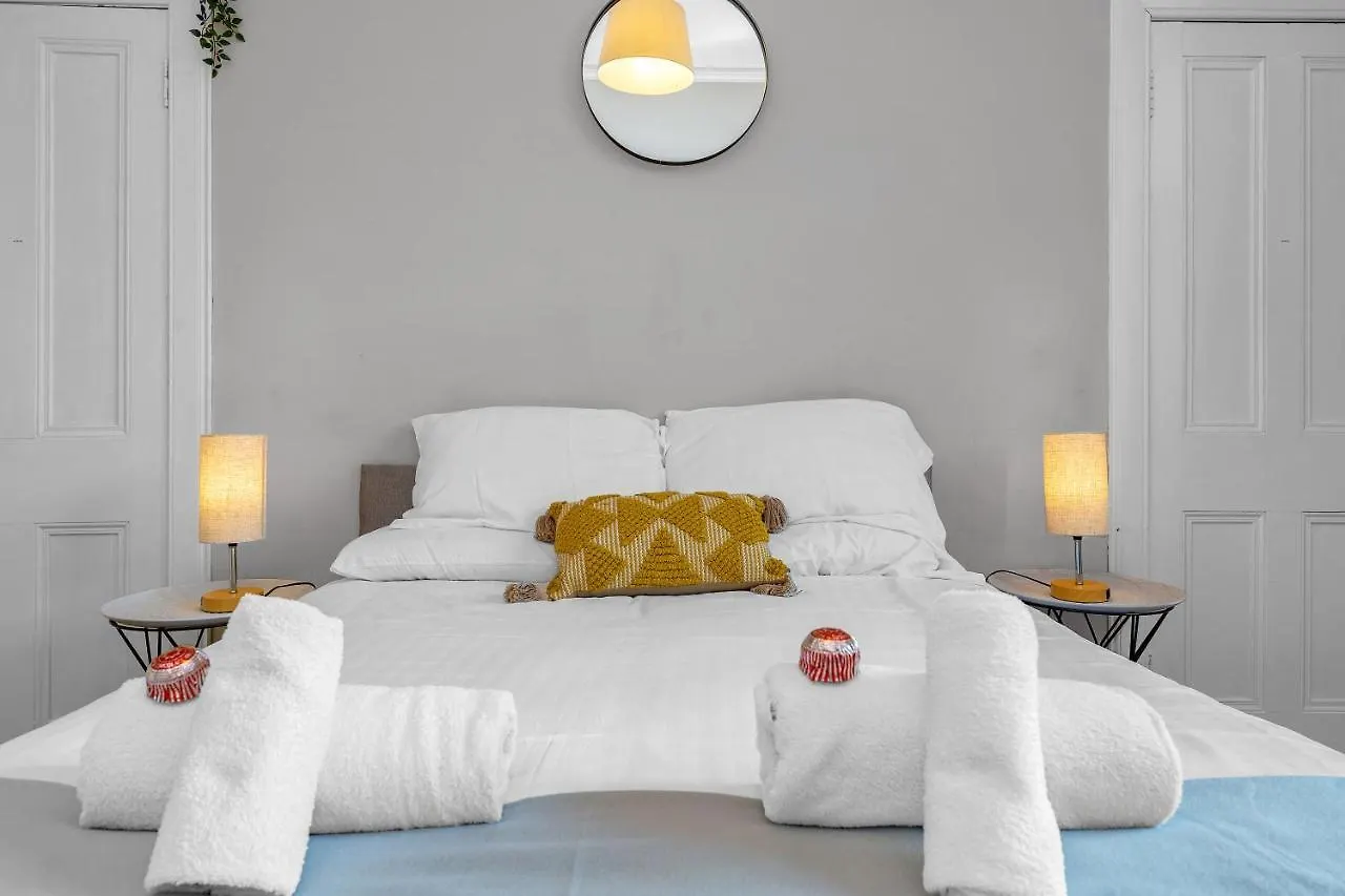 Cheerful Stays: 2 Bedroom Sleeps 6 Edinburgh