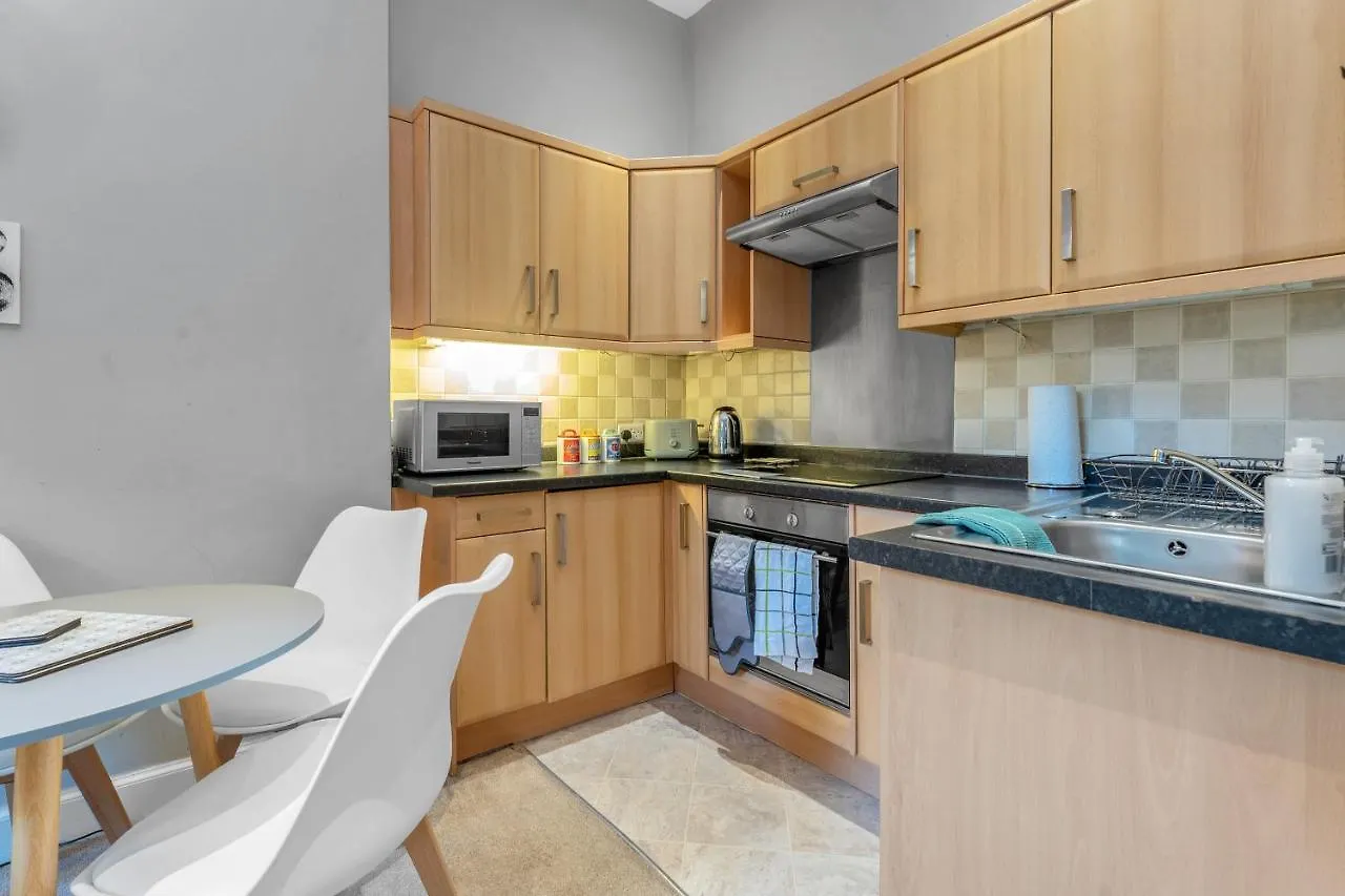 Cheerful Stays: 2 Bedroom Sleeps 6 Edinburgh Apartment