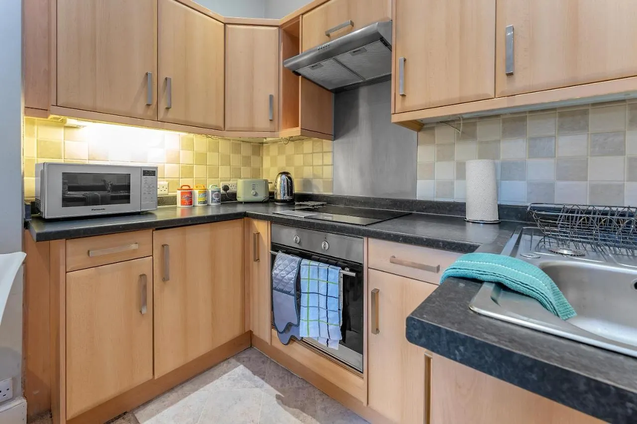 Cheerful Stays: 2 Bedroom Sleeps 6 Edinburgh