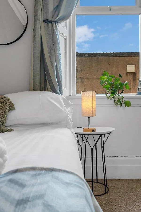 Cheerful Stays: 2 Bedroom Sleeps 6 Edinburgh 0*,  United Kingdom