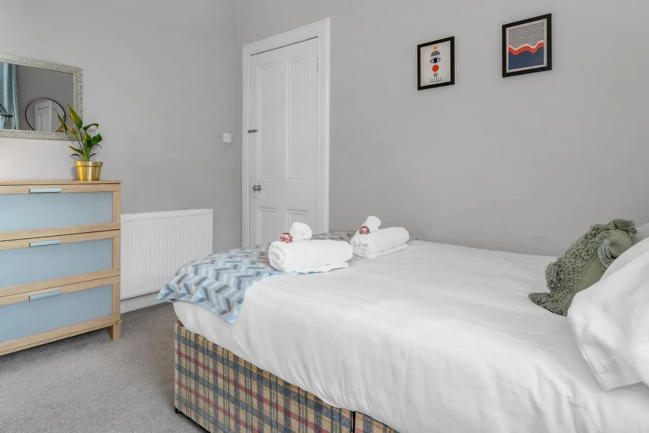 Cheerful Stays: 2 Bedroom Sleeps 6 Edinburgh Apartment