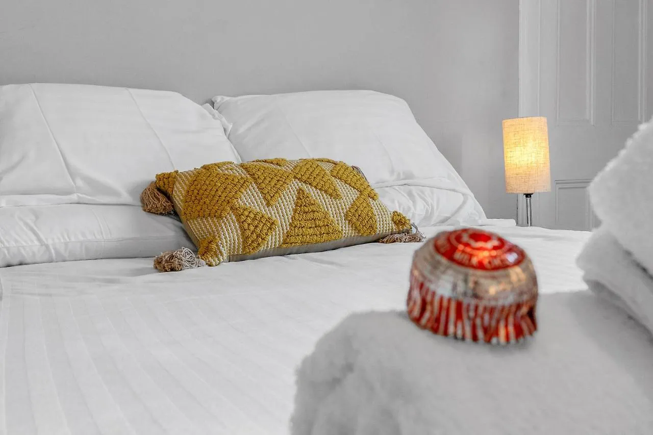 Cheerful Stays: 2 Bedroom Sleeps 6 Edinburgh Apartment