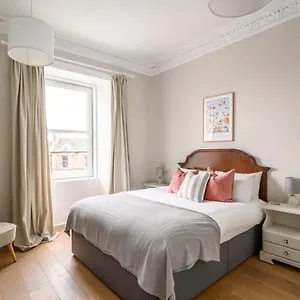 2br New Town Castle View EDI