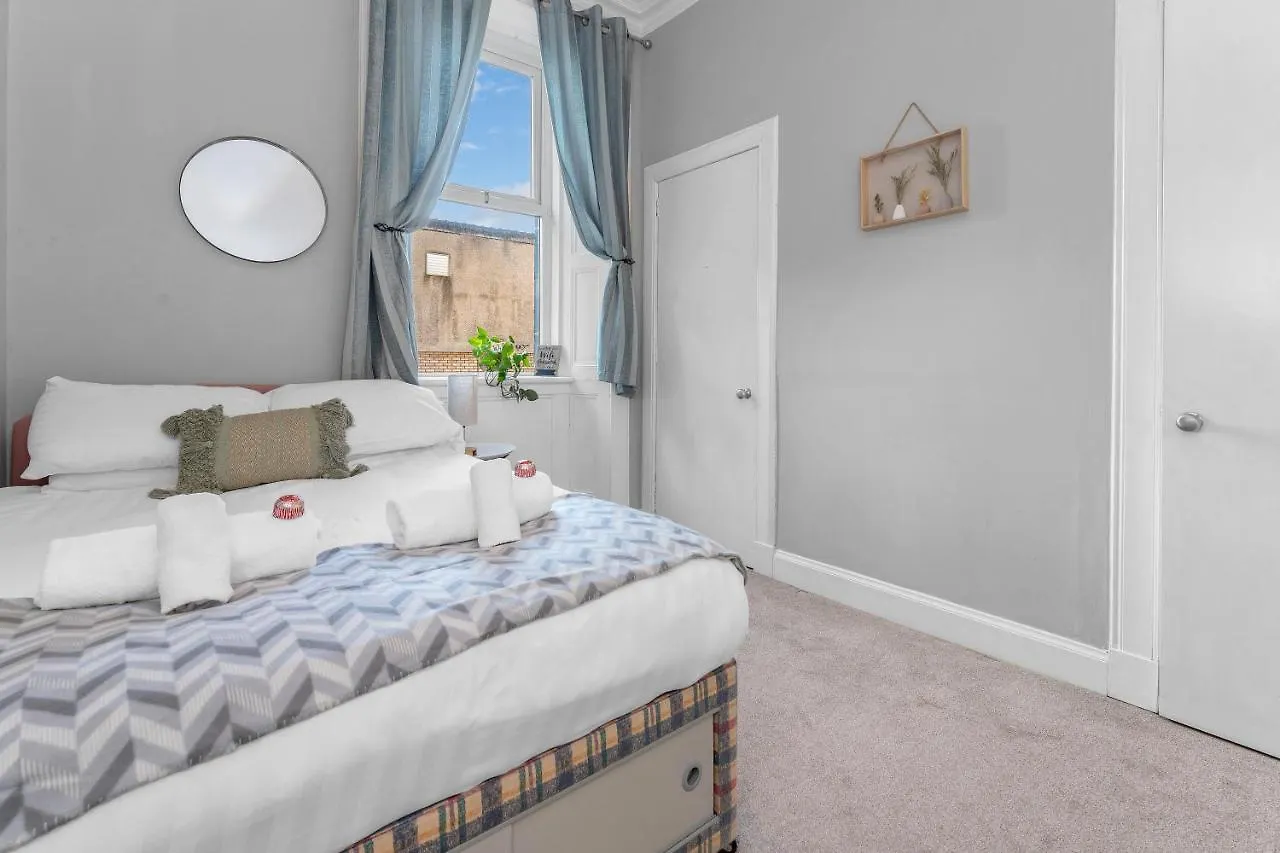Cheerful Stays: 2 Bedroom Sleeps 6 Edinburgh Apartment